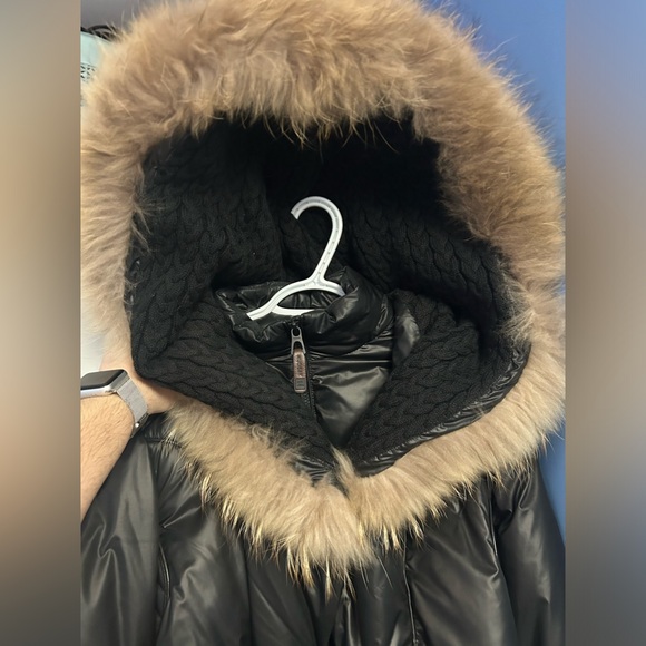 Barely worn down filled winter coat. Faux fur lining around the hood. - Picture 3 of 4